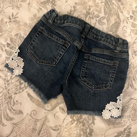 Jean shorts with lace embellishments - Picture 3 of 4